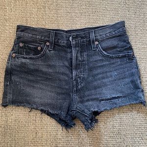 LEVIS 501 BLACK WASHED SHORTS SIZE 25